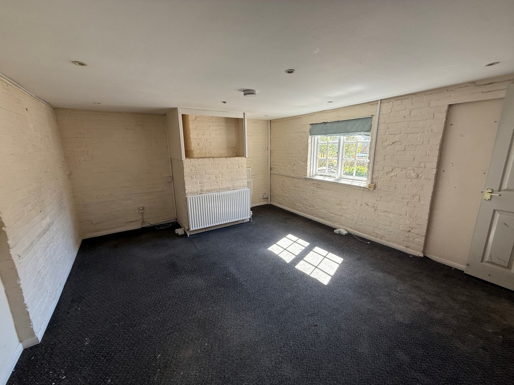 Lot: 76 - SHOP AND UPPER PARTS WITH PLANNING FOR CONVERSION - Room five